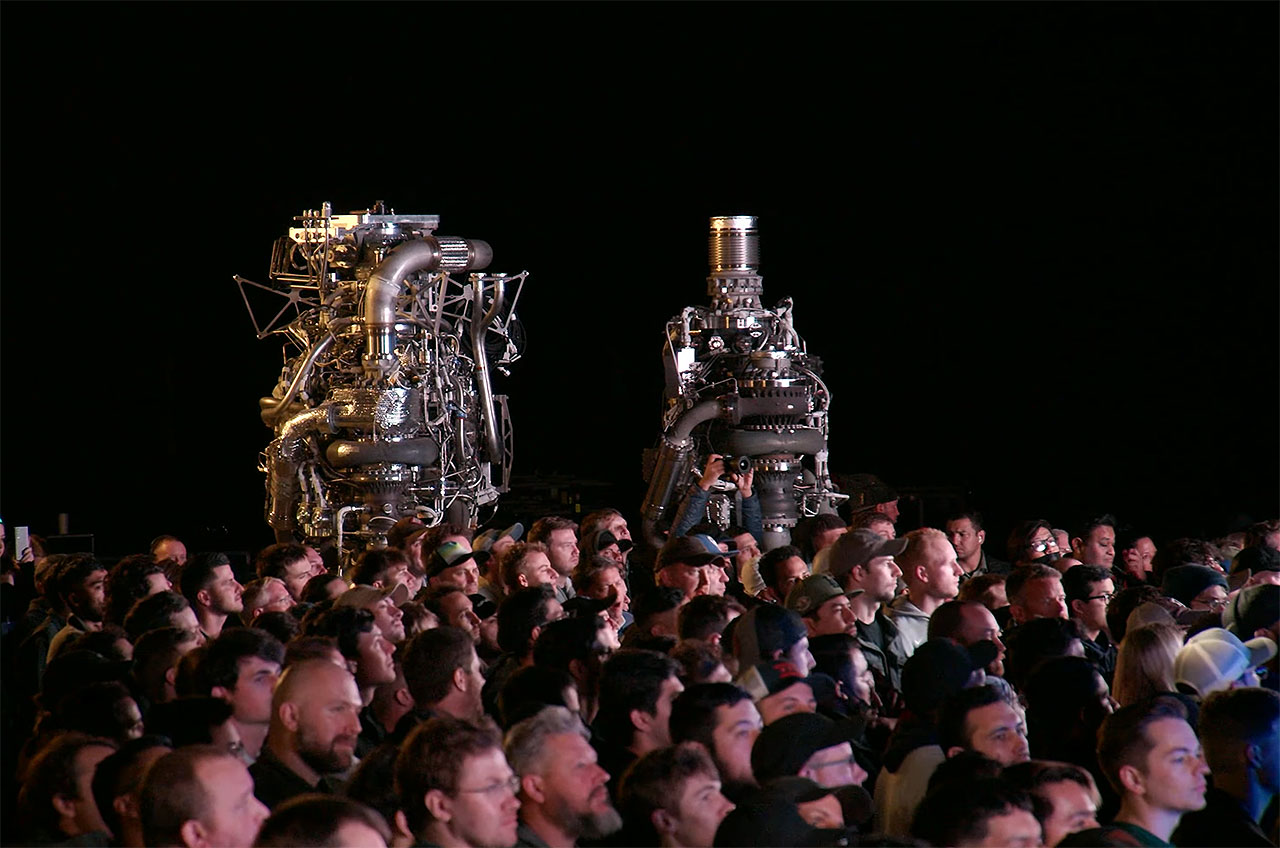 Los motores SpaceX Raptor V1 (izquierda) y V2 se muestran en un evento para los medios organizado por el CEO Elon Musk en el sitio de lanzamiento de la compañía en el sur de Texas, Starbase, el 10 de febrero de 2022.