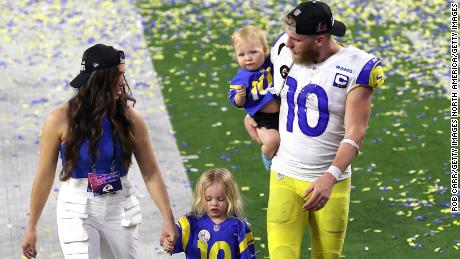 Kupp y su familia celebran después del Super Bowl LVI.