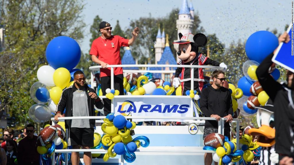 LeBron James lanza el desfile 'City of Champions' para celebrar la victoria de LA Rams en el Super Bowl LVI