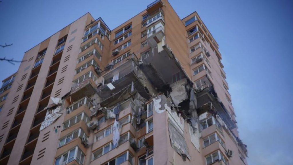 Edificio de apartamentos de gran altura en Kiev golpeado por un ataque con misiles