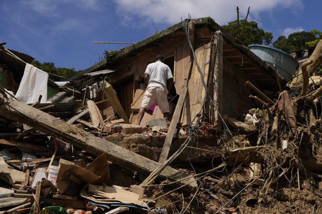 El número de muertos por deslizamientos de tierra en Brasil llegó a 117, la policía: 116 desaparecidos