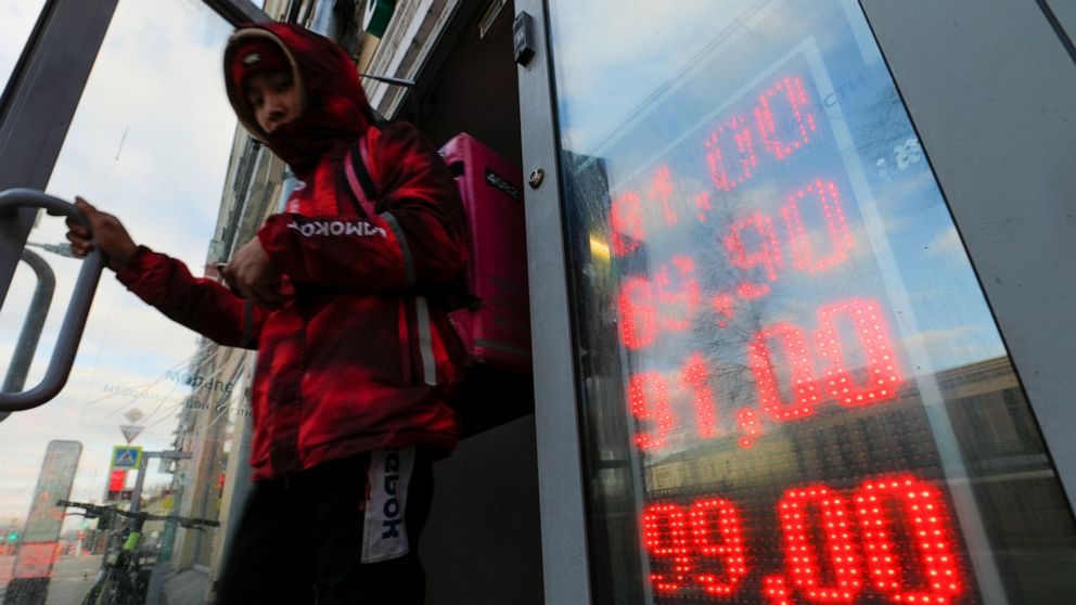 El rublo cae bruscamente con el mordisco de las sanciones, enviando a los rusos a los bancos