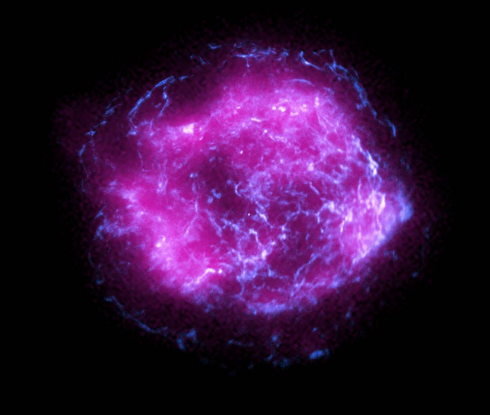La primera imagen del nuevo telescopio de rayos X IXPE de la NASA parece una bola de rayos púrpura