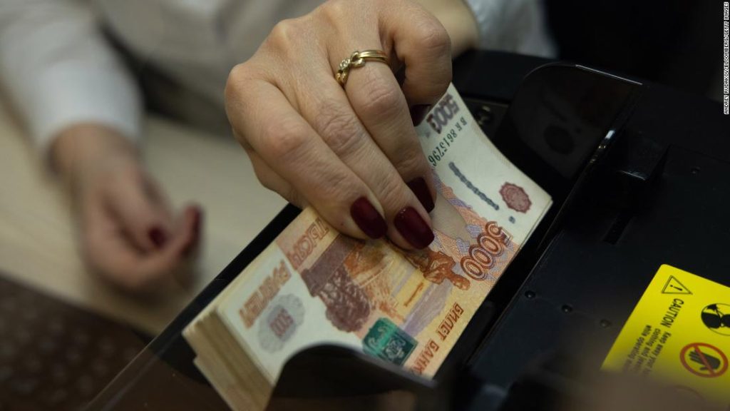 Las acciones rusas colapsan y el rublo cae a un mínimo histórico