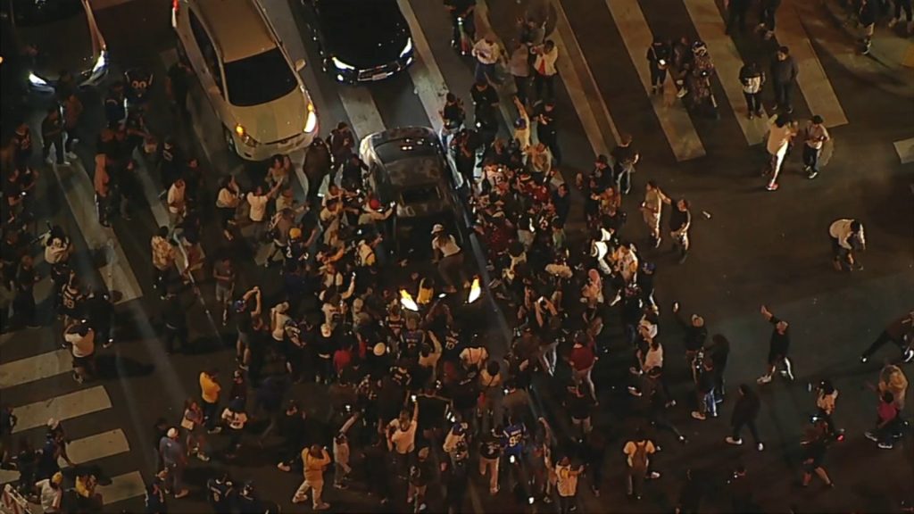 Los fanáticos de los Rams toman las calles en el centro de Los Ángeles para celebrar la victoria del Super Bowl, LAPD declara que la reunión es ilegal