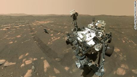 El rover Mars Perseverance se toma una selfie con un helicóptero Ingenuity