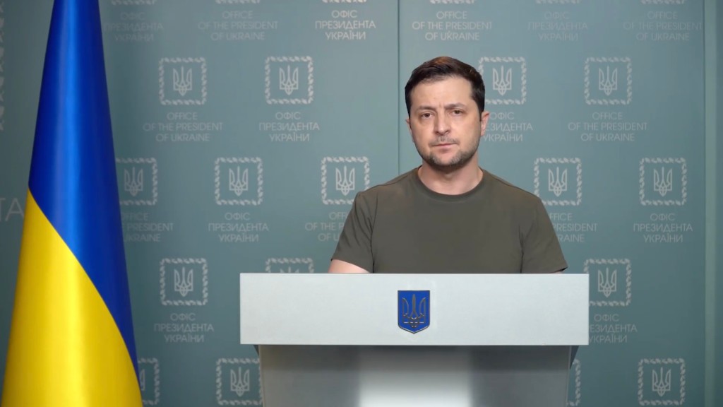 El presidente Volodymyr Zelensky habla en una conferencia de prensa en Kiev.