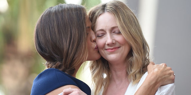 Jennifer Garner, a la izquierda, besa a la también actriz Judy Greer mientras Garner recibe una estrella en el Paseo de la Fama de Hollywood 0, el 20 de agosto de 2018, en Hollywood, California.