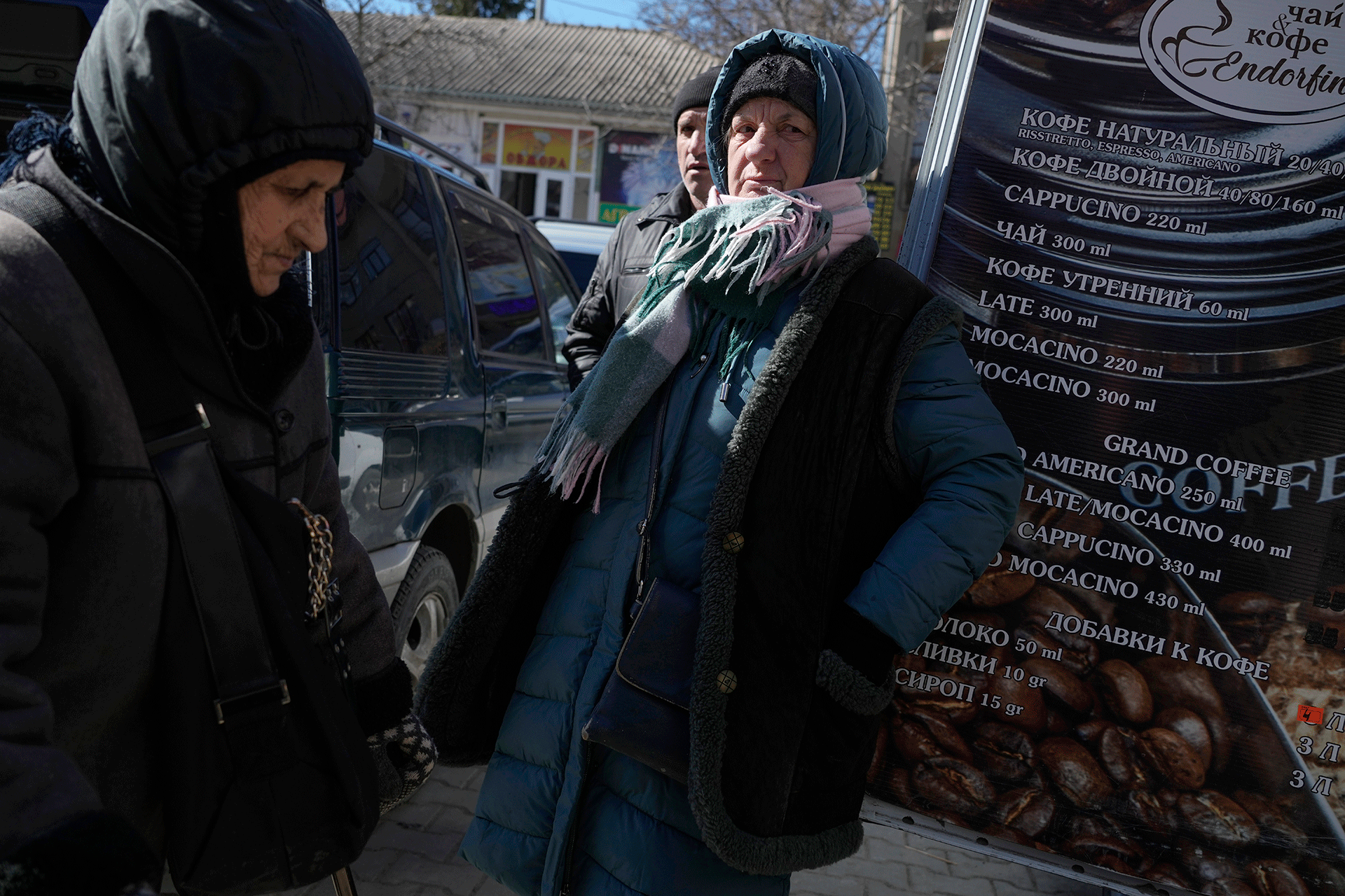 La gente se mezcla en un mercado callejero en Kumarat, Moldavia, el sábado 12 de marzo de 2022.