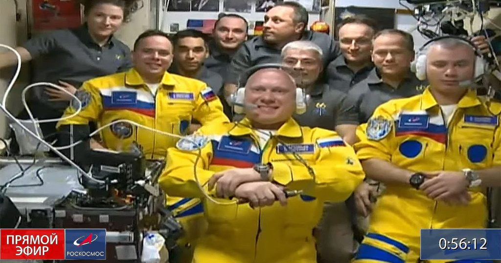 Cosmonautas rusos llegan a la Estación Espacial Internacional con los colores de la bandera ucraniana