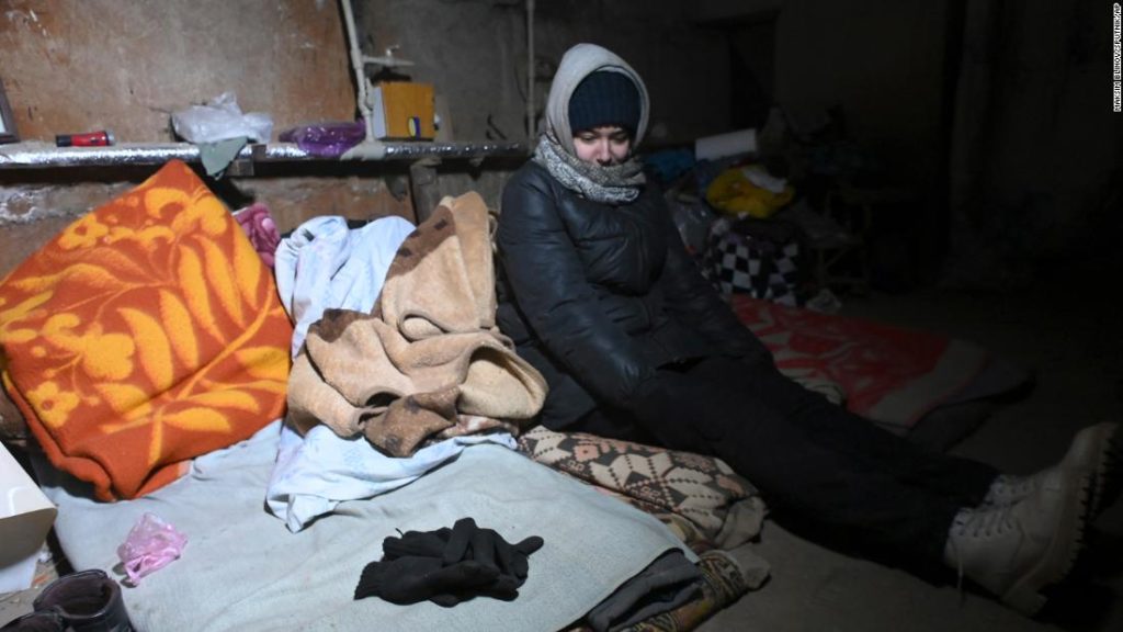 Mariupol: el jefe del ejército ucraniano dice que las personas arriesgan sus vidas cada vez que salen del refugio