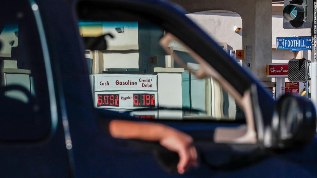 He aquí por qué la gasolina sube a $ 6 por galón en California, incluso cuando los precios bajan en otros lugares