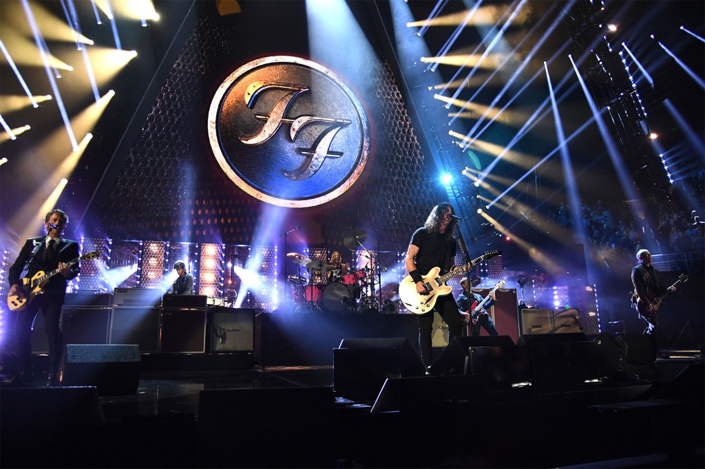 Foo Fighters actuando en el escenario 