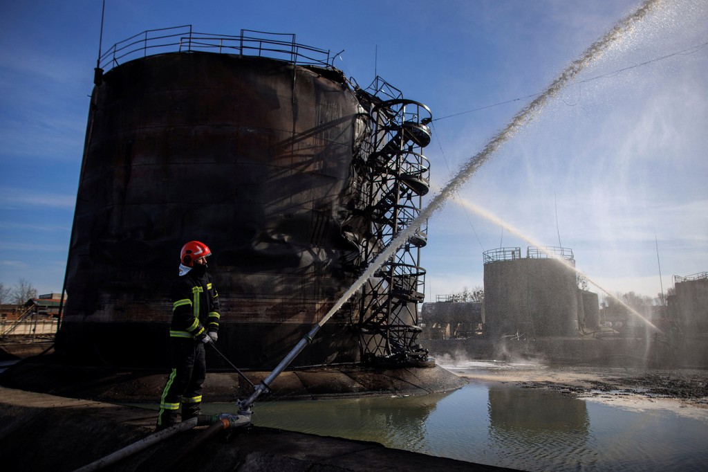 Los bomberos trabajan en un depósito de petróleo dañado luego de un ataque con misiles rusos en la ciudad de Lviv, Ucrania, el 27 de marzo de 2022.