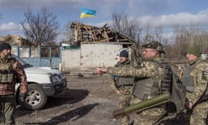 Soldados ucranianos en la aldea de Lukyanivka, en las afueras de Kiev.