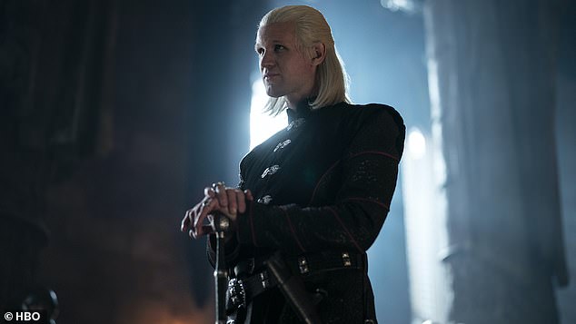 Un adelanto: se han publicado varias imágenes nuevas con el elenco y el equipo de la serie junto con la noticia de la fecha de estreno;  Matt Smith en la imagen El príncipe demonio Targaryen