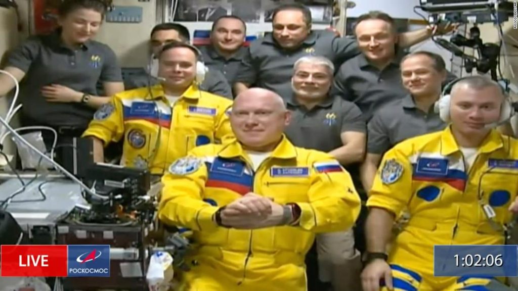 Astronautas rusos con los colores de Ucrania llegan a la Estación Espacial Internacional, lo que genera especulaciones