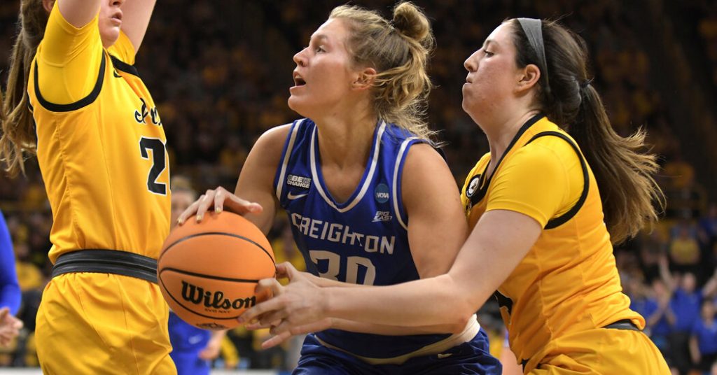 Campeonato femenino de la NCAA: Creighton vence a Iowa State y llega al puesto 16