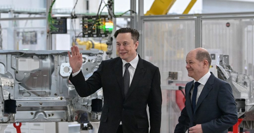 Dancing Musk entrega a los conductores los primeros Tesla de la nueva gigfactory alemana