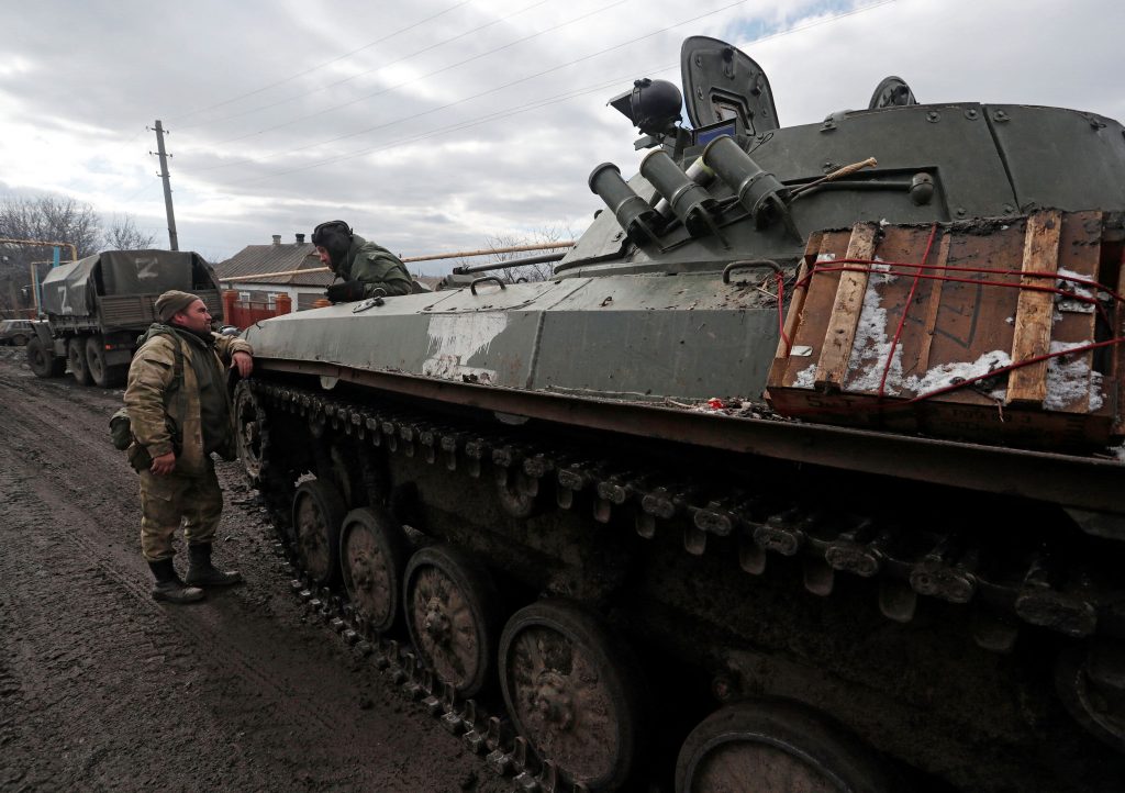 El Pentágono dice que casi todas las fuerzas de invasión inicial de Rusia están ahora en Ucrania