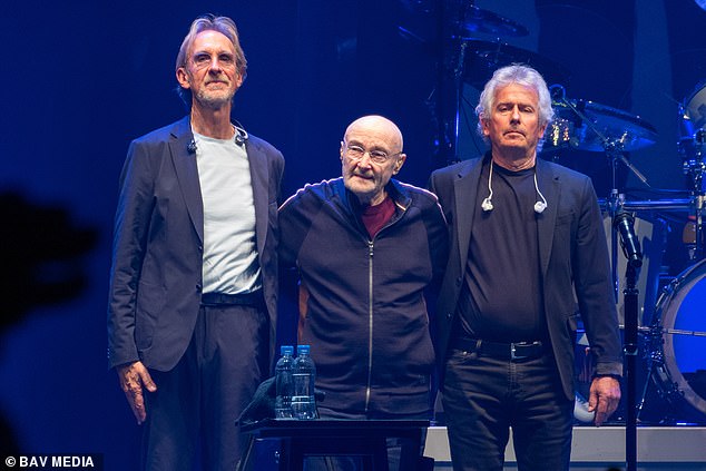 Una cálida bienvenida: Phil Collins se despidió con emoción de los fanáticos de Genesis junto con sus compañeros de banda Mike Rutherford (izquierda) y Tony Banks (derecha) en Londres el sábado, donde la famosa banda realizó su último concierto.