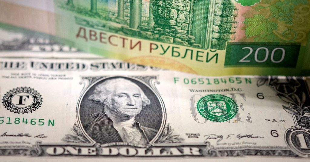 El rublo ruso cayó a nuevos mínimos tras la rebaja de la calificación crediticia