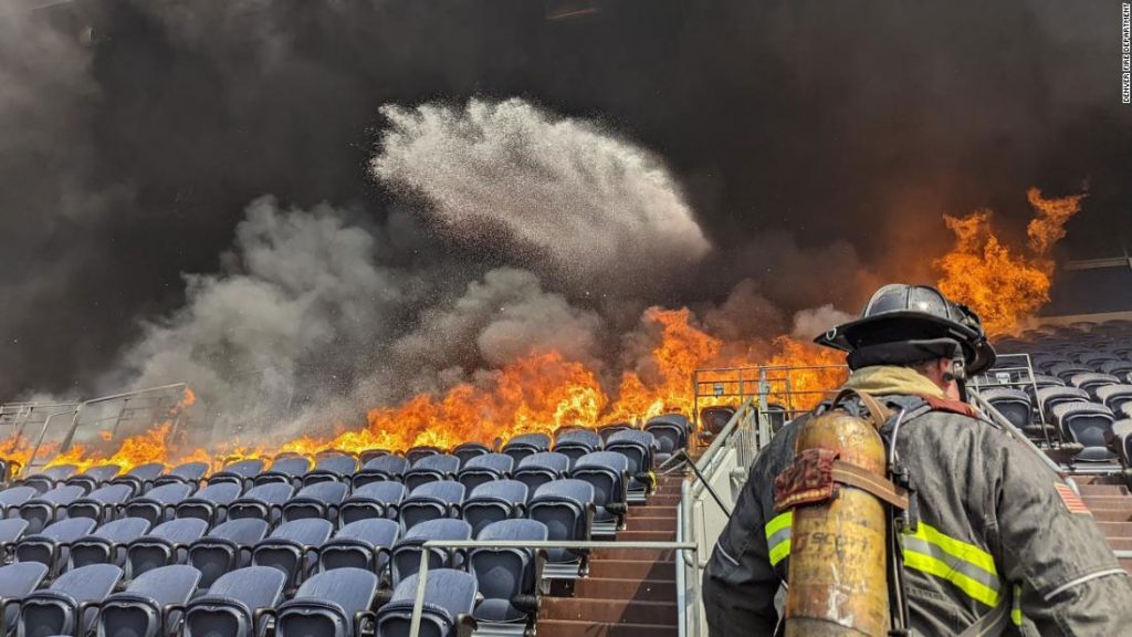 Estadio de los Broncos: el Departamento de Bomberos de Denver apaga un gran incendio