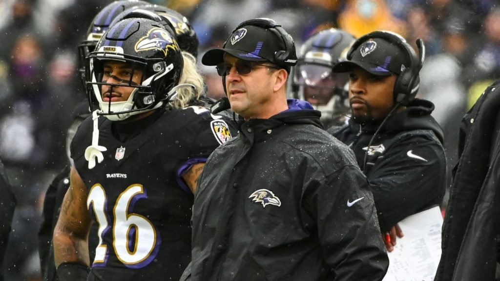 Los Baltimore Ravens han firmado al entrenador John Harbaugh para una extensión de contrato de 3 años