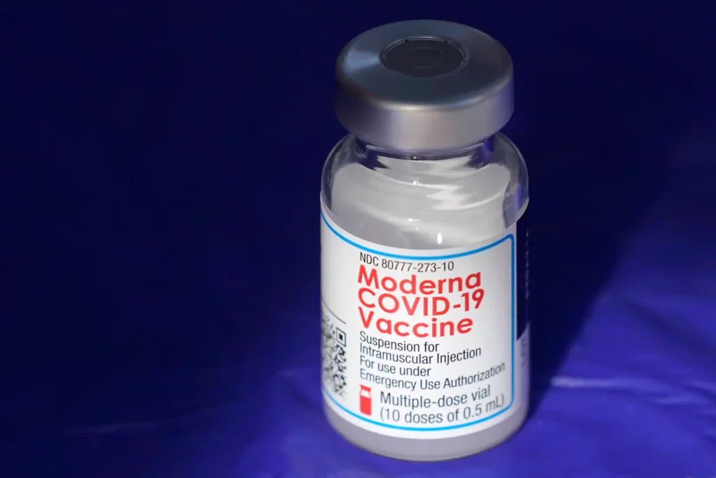 Moderna está buscando el permiso de la FDA para recibir una segunda dosis de refuerzo de la vacuna contra el coronavirus para todos los adultos