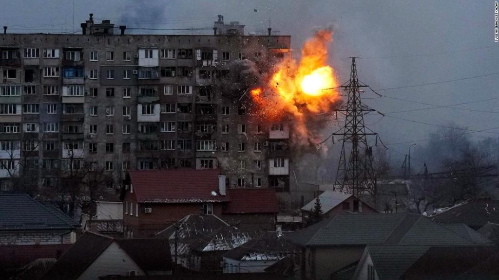 Se escucharon explosiones en Kiev mientras las fuerzas rusas presionan cerca de la capital ucraniana.