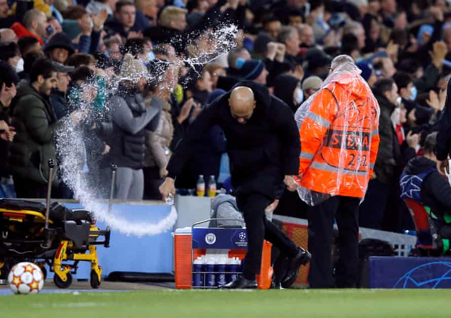 El entrenador del Manchester City, Pep Guardiola, celebró después de que Kevin De Bruyne anotara su primer gol.
