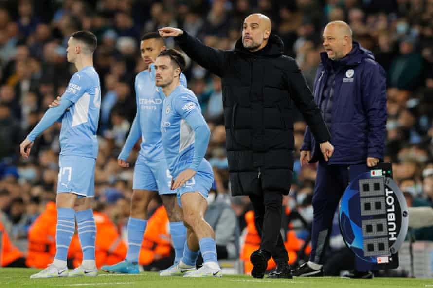 El técnico del Manchester City, Pep Guardiola, envía su recuento de suplentes.