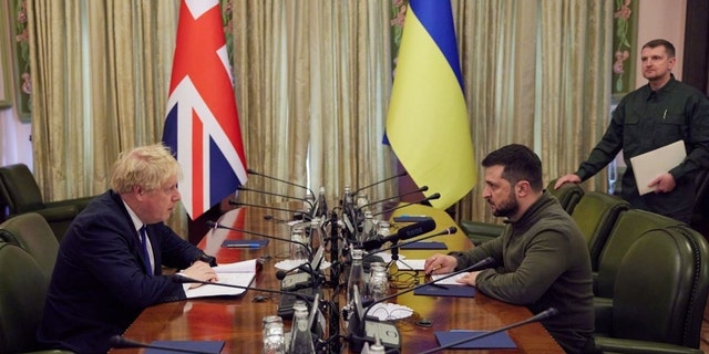 El primer ministro británico, Boris Johnson, se reúne con el presidente de Ucrania, Volodymyr Zelensky, en Kiev el sábado 9 de marzo de 2022.