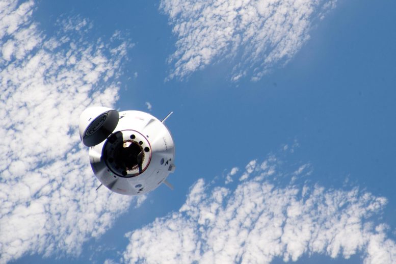SpaceX Dragon Endeavour con astronautas Axiom X-1