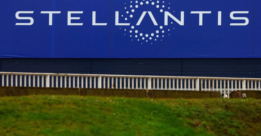 Stellantis suspende la producción de automóviles en Rusia