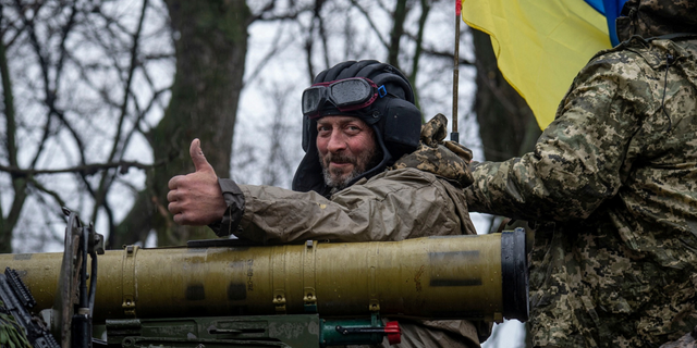 Un soldado ucraniano conduce un vehículo blindado de combate en el este de Ucrania el martes. 