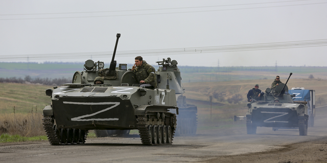 Vehículos militares rusos circulan por una carretera en un área controlada por las fuerzas separatistas respaldadas por Rusia cerca de Mariupol, Ucrania, el lunes.