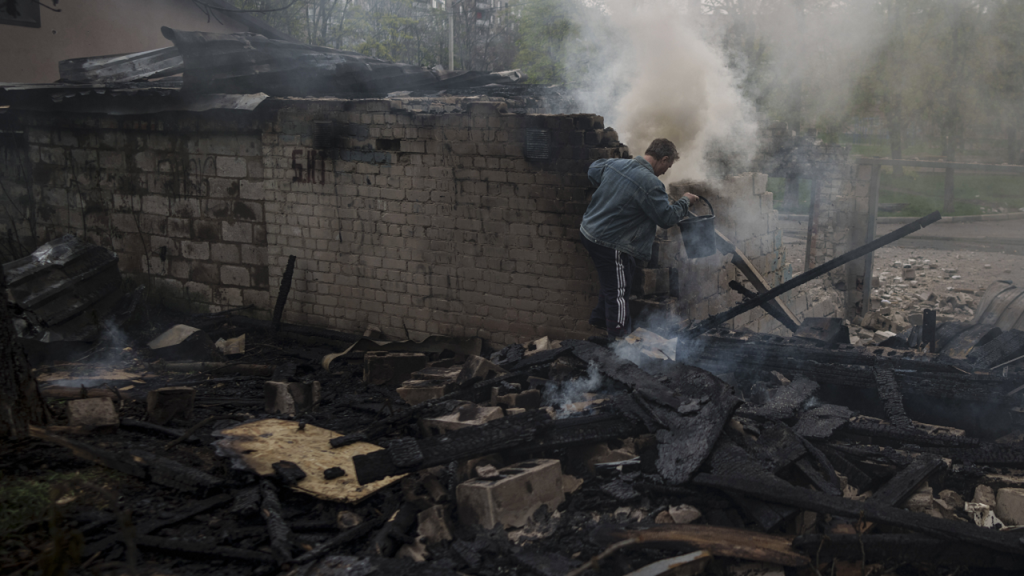 Rusia aísla las áreas ocupadas, dispara a los trabajadores humanitarios y Ucrania continúa con las evacuaciones