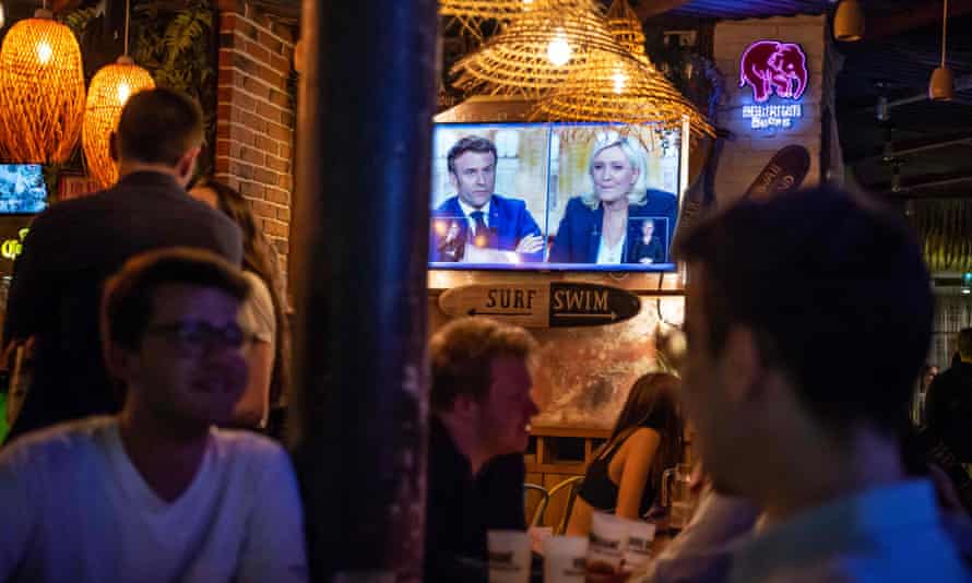 El debate se muestra en una pantalla en un bar de París