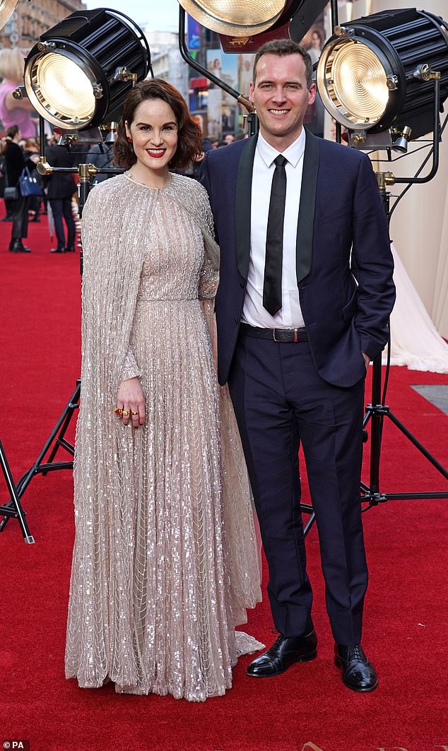 Debut en la alfombra roja: La pareja comprometida apareció previamente en la alfombra roja como pareja comprometida en el estreno de Downton Abbey: A New Era en Leicester Square.