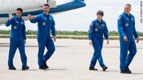 Los astronautas de la NASA Jessica Watkins, a la izquierda, como Jill Lindgren, segunda desde la izquierda, la astronauta de la Agencia Espacial Europea Samantha Cristoforetti, segunda desde la derecha, y el astronauta de la NASA Robert Haines, a la derecha, al salir de las instalaciones de lanzamiento y aterrizaje de la NASA.  el Centro Espacial Kennedy.