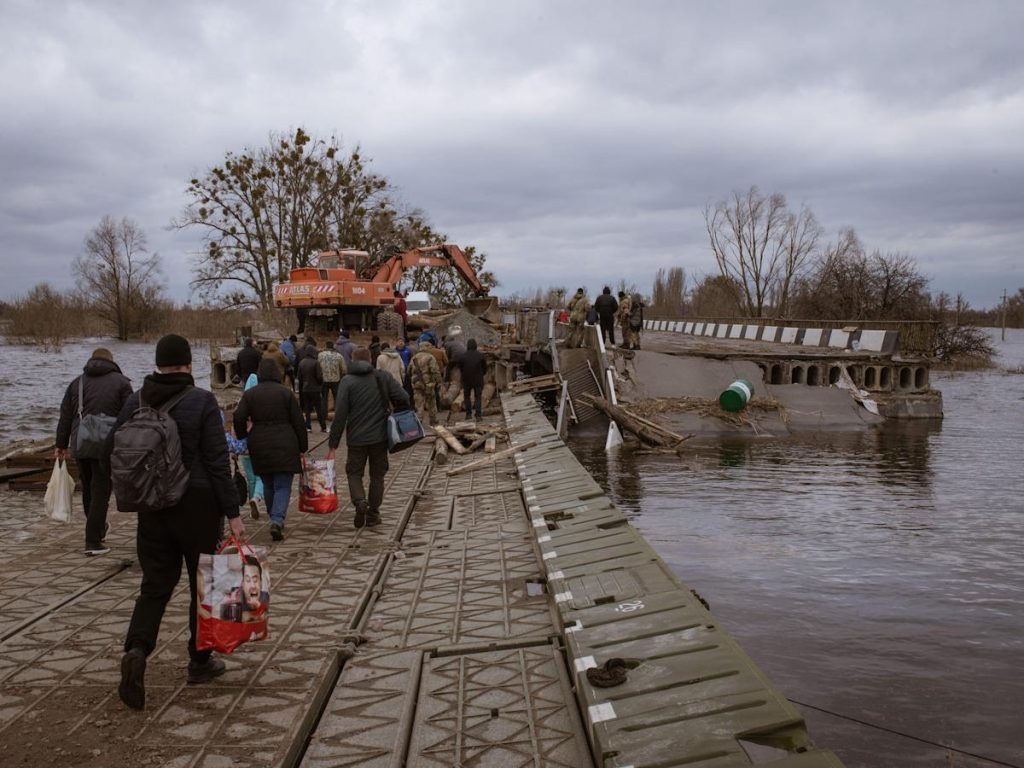 Los ucranianos dicen que no se arrepintieron de haber inundado su aldea a propósito para evitar que los tanques rusos llegaran a Kiev.
