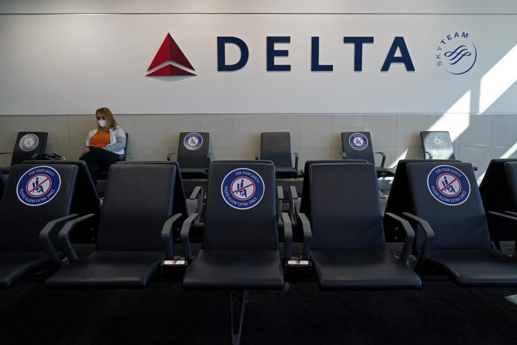 Delta comienza a pagar a los asistentes de vuelo al abordar