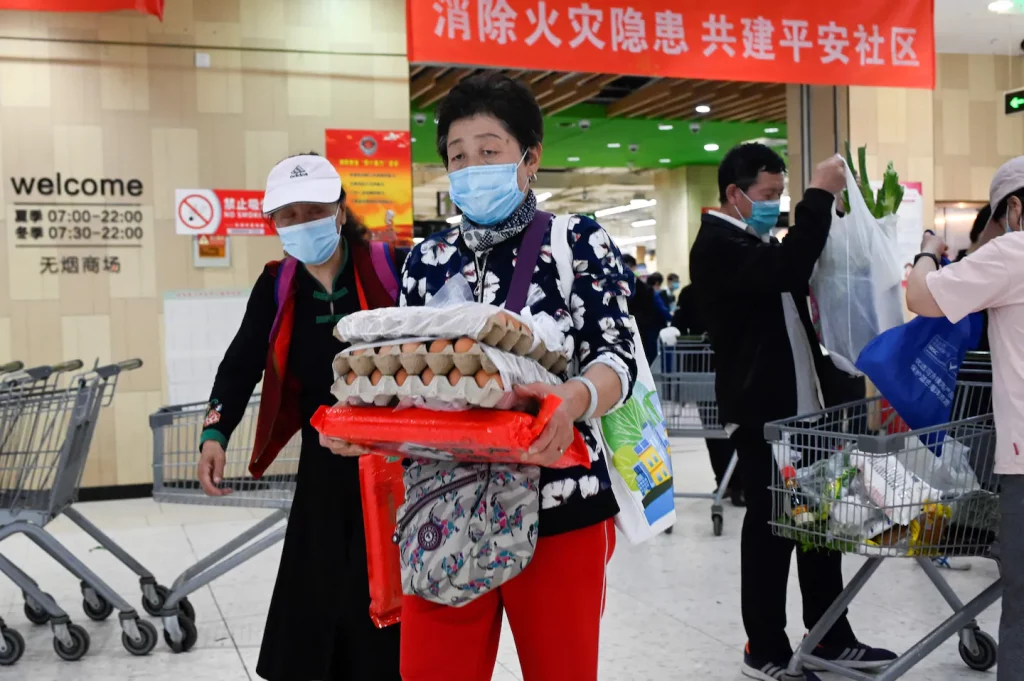 El brote del virus Corona en Beijing ha provocado una corrida de tiendas de comestibles, temores de cierre