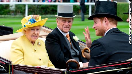 El príncipe Harry aparece en la foto con sus abuelos, la reina Isabel II y el príncipe Felipe, duque de Edimburgo en 2016 en Ascot, Inglaterra.