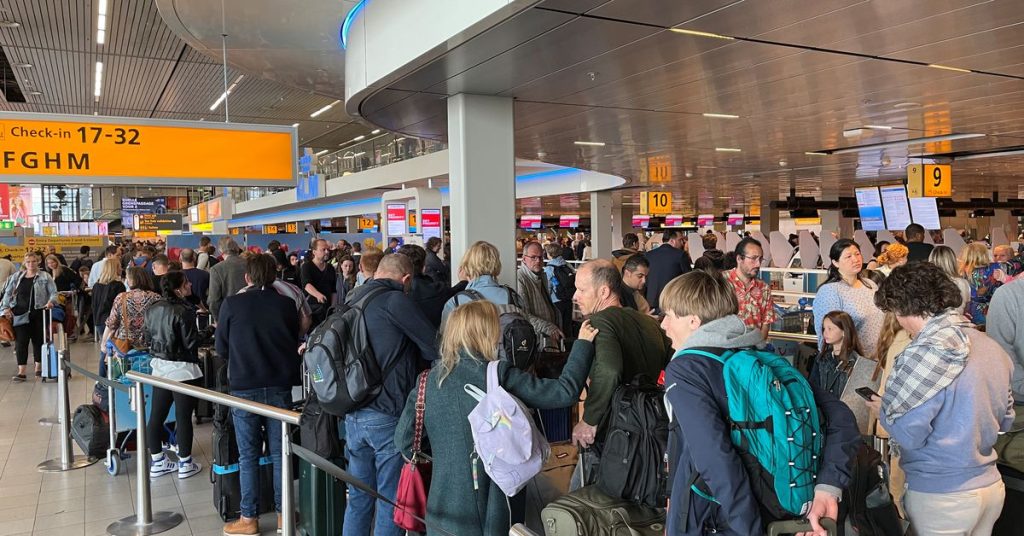 Huelga causa caos en el aeropuerto de Ámsterdam cuando comienzan las vacaciones