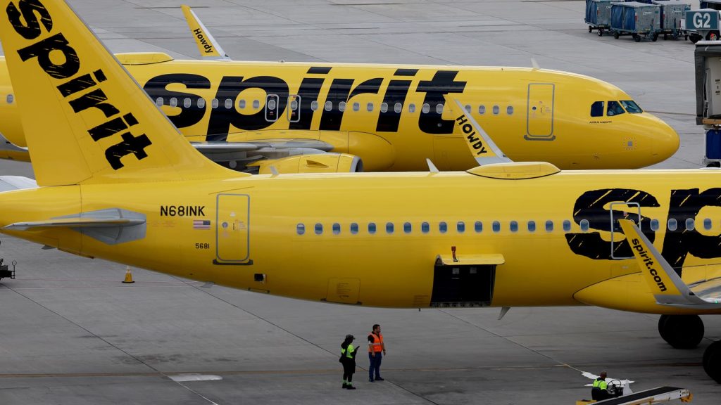 JetBlue está ofreciendo una oferta en efectivo a Spirit Airlines, lo que complica el empate fronterizo planeado