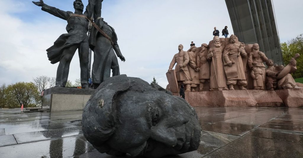 Kiev demuele un monumento de la era soviética que simboliza la amistad ruso-ucraniana