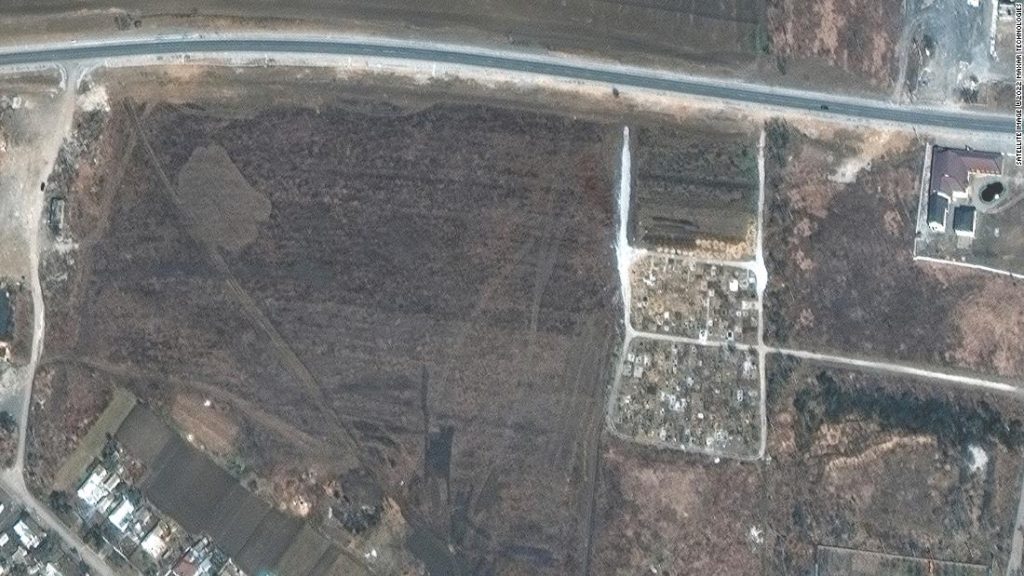 Las autoridades ucranianas dicen que las fosas comunes cerca de la ciudad ucraniana sitiada de Mariupol son evidencia de crímenes de guerra.