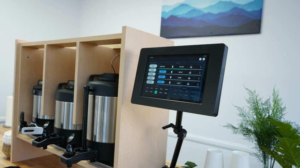 Panera Bread prueba la preparación automática de café con Miso Robotics